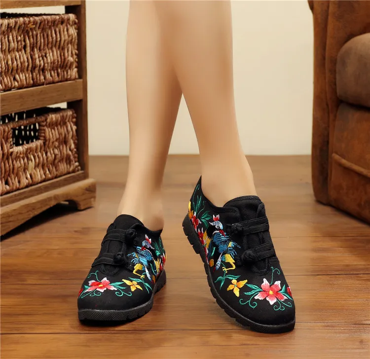 Veowalk/Женская парусиновая обувь ручной работы на плоской платформе с вышивкой в стиле ретро; Повседневная джинсовая хлопковая обувь с вышивкой и двойными крючками для женщин