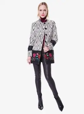 Desigu-Senhora-casaco-curto-bordado-saia-preta-com-branco-trench-coat (3)