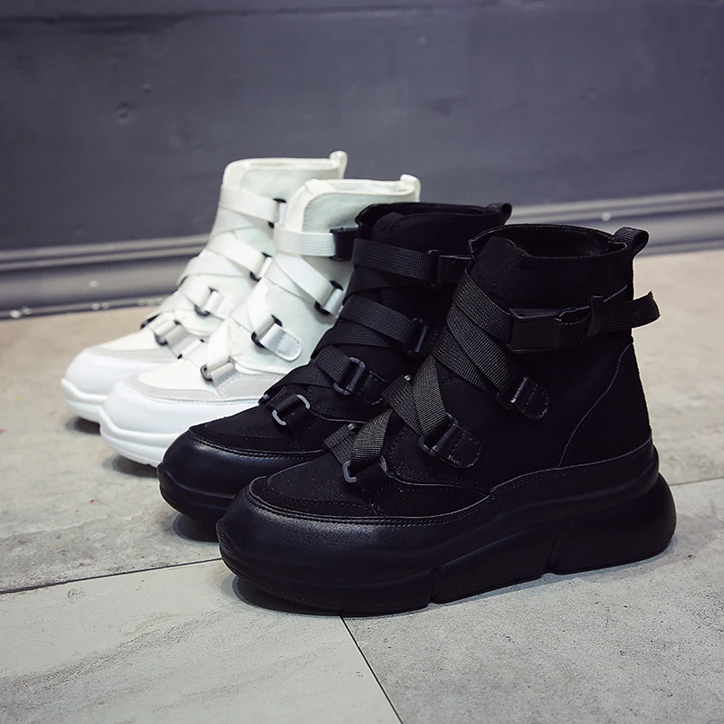 Schwarze Boots mit Schleife Schwarze Boots mit Schleife