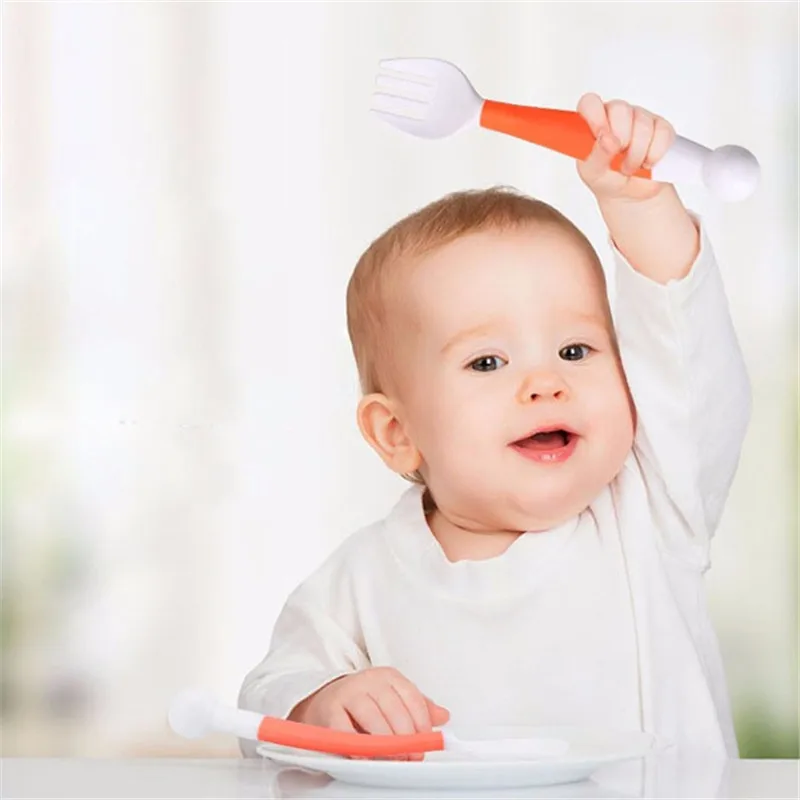 ложка для кормления ребенка. малыш кушает. малыш с ложкой. арт 284010 ложка серебряная мишка. кормление ребенка.