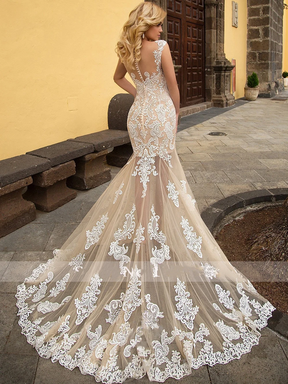 

Sexy Illusion Lace Mermaid Wedding Dresses Champagne 2019 Elegant Scoop Neck Appliques Cap Sleeve Vintage Trumpet Bridal Gowns