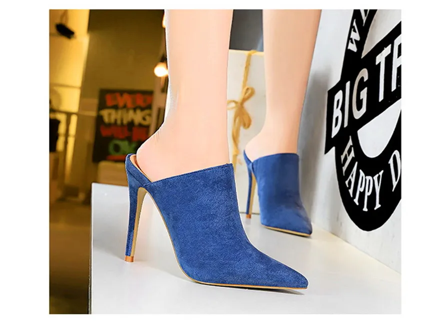 Женские летние модные тапочки; коллекция года; женские туфли на очень высоком каблуке с глубоким носком; выразительные флоковые открытые шлепанцы с острым носком на каблуке