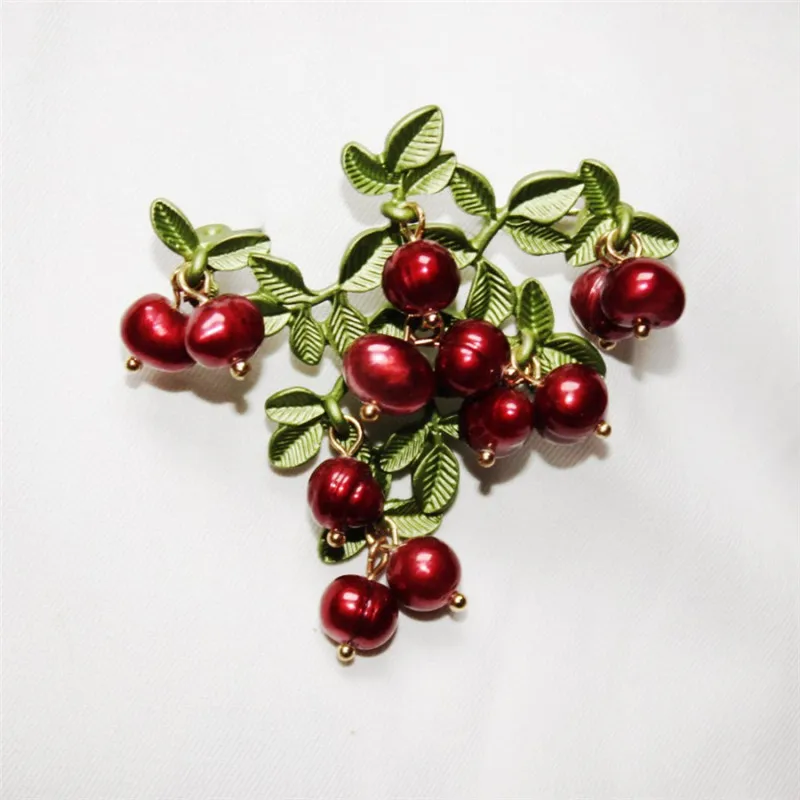 

2019 European style Exquisite Baking paint Breeding pearls Red fruit Popular green cranberry brooch