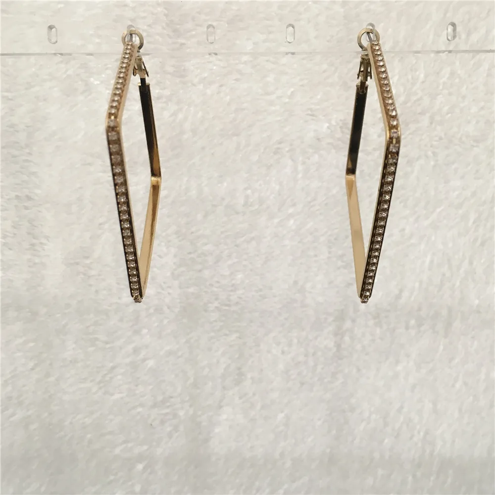 

CASUAL GOLD COLOR WITH CLEAR STONE PAVING SIDE OF SQUARE HOOP EARRING