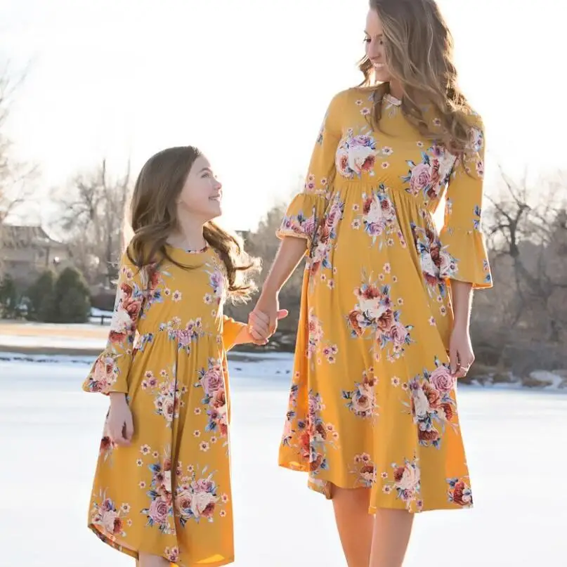Платья для мамы и дочки; Летние Платья с цветочным принтом «Мама и я»; одежда для всей семьи; пляжный стиль; Одинаковая одежда для мамы и дочки - Цвет: Цвет: желтый