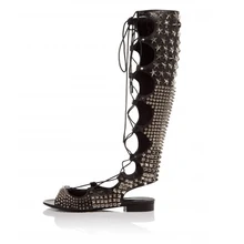 Летние женские босоножки в стиле панк с металлическими звездами; декор из заклепок; сапоги до колена на плоской подошве с резным узором; римские ботинки на шнуровке