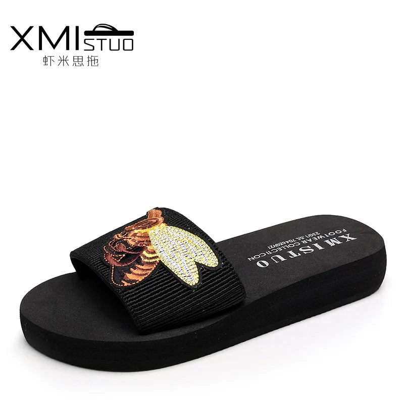 

Summer handmade Korean version of the slippers female embroidered bee word drag cool slope with thick bottom beach slippers