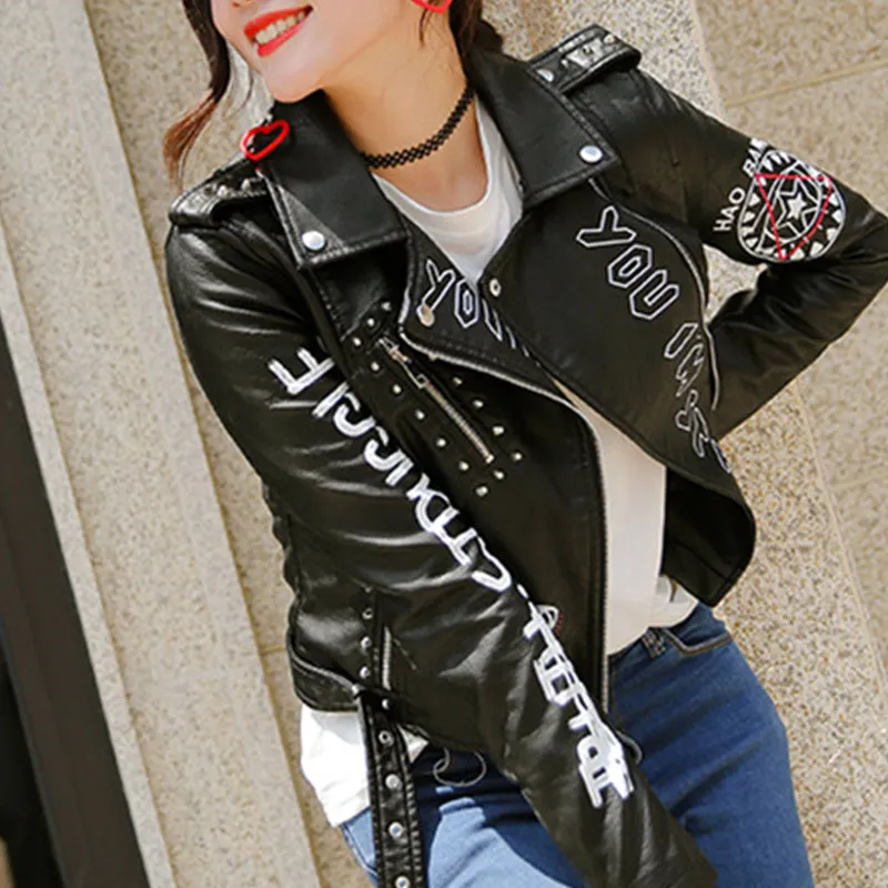 Женская куртка с буквенным принтом, кожаные короткие куртки с заклепками, искусственная кожа, ремень, панк, мотоциклетная Байкерская женская черная куртка, повседневная женская верхняя одежда на молнии