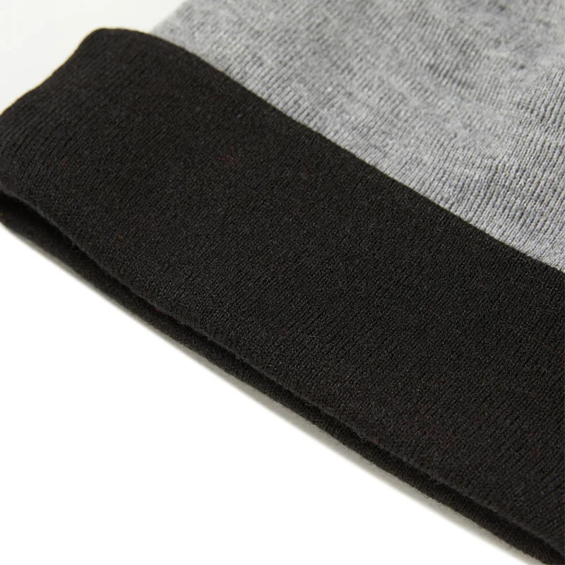 knitted-hat-gray-pompon-detail2