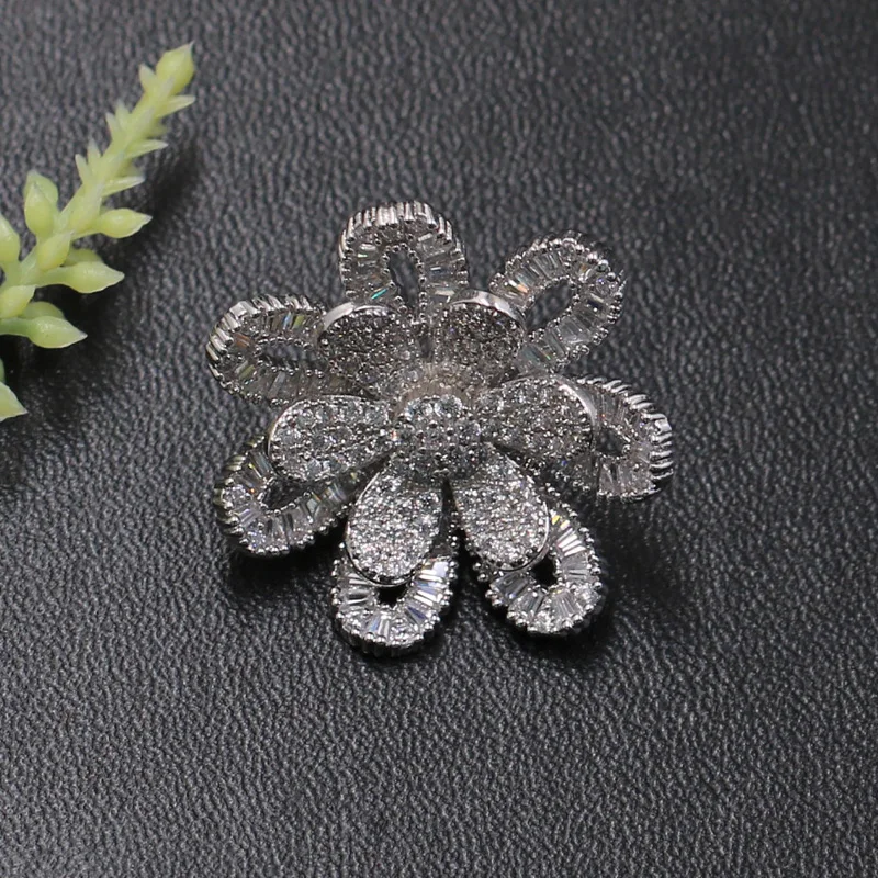 

Lanyika Fashion Jewelry Winter Hollow Delicate Flower Brooch Pin for Girls Woman Banquet Daily Micro Paved Zircon Popular Gifts
