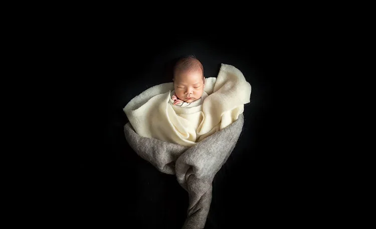do bebê sessão posando envoltórios cobertor pano