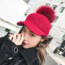 Ht1348 Большой искусственного енота Мех животных помпонами Бейсболки для женщин Высокое качество Черные, белые, красные вязаная зимняя Шапки для Для женщин Корейский Snapback Кепки