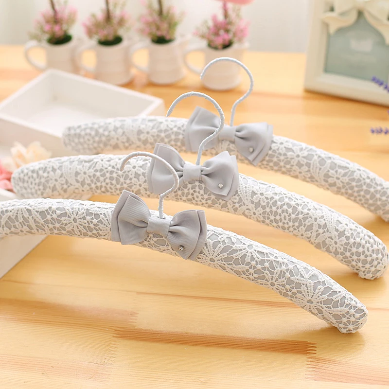 

Fancy White Black Lace Fabric Hanger for Wedding Dress, Elegant Lace Satin Clothes Coats Hanger Rack for Girl Bride