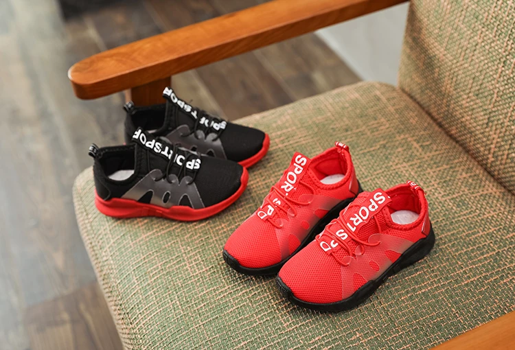 Детская спортивная обувь; Повседневная модная обувь для мальчиков с сеткой для девочки; тканевая дышащая обувь; Детские кроссовки; Студенческая Уличная обувь для бега; цвет красный, черный