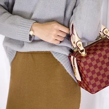 В стиле ретро; в красную клетку Дамские туфли из pu искусственной кожи Сумки модные коробка сумки Дамский наряд клапанами элегантность женские стильные сумки, платья Сумки