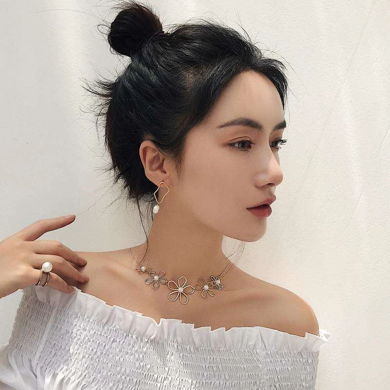

Korea Design Metal Gold Geometric Irregular Circle Simulated Pearl Stud Earrings for Women Girls Gift Simple Temperament Earring