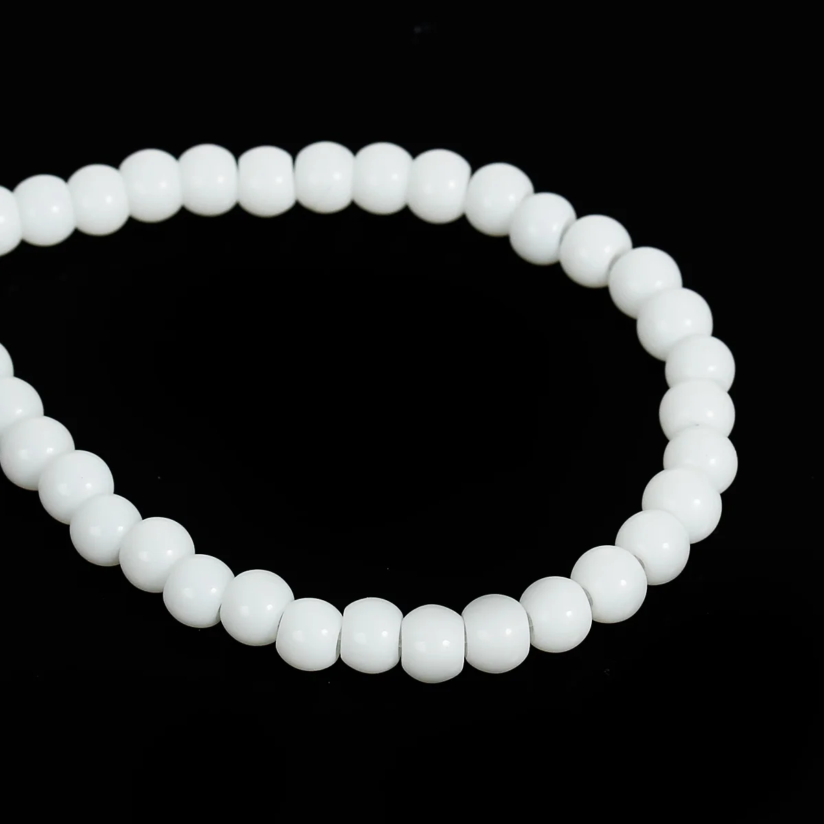 

DoreenBeads 5Strands(about 5x210PCs) White Spray Painted Round Glass Loose Beads 4mm(1/8"), 80cm long (B18247)