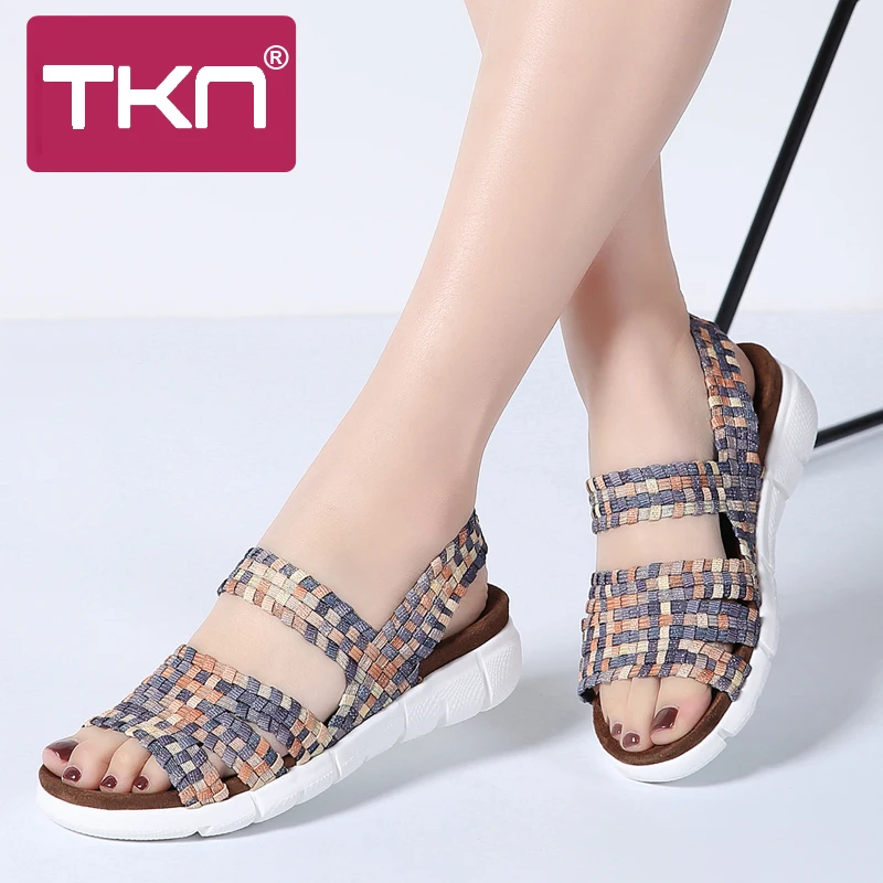 Cena TKN 2019 letnie sandały damskie buty damskie tkane elastyczne buty damskie sandały na płaskim obcasie wiele kolorów Slingback sandały dla kobiet 802
