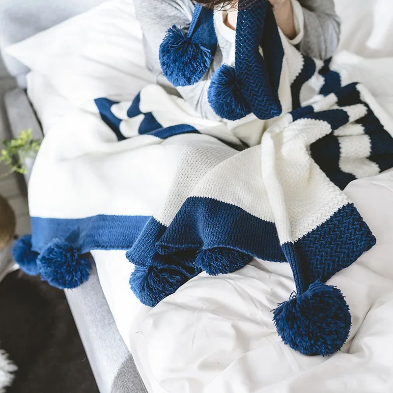 Новое модное высококачественное акриловое одеяло в белую и темно-синюю полоску ручной работы с помпоном, трикотажное одеяло одного размера