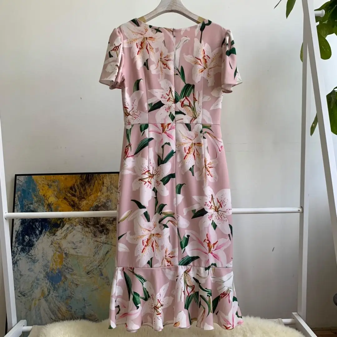 

In the summer of 2019 the new cuff falbala covered meat waist lily print dress