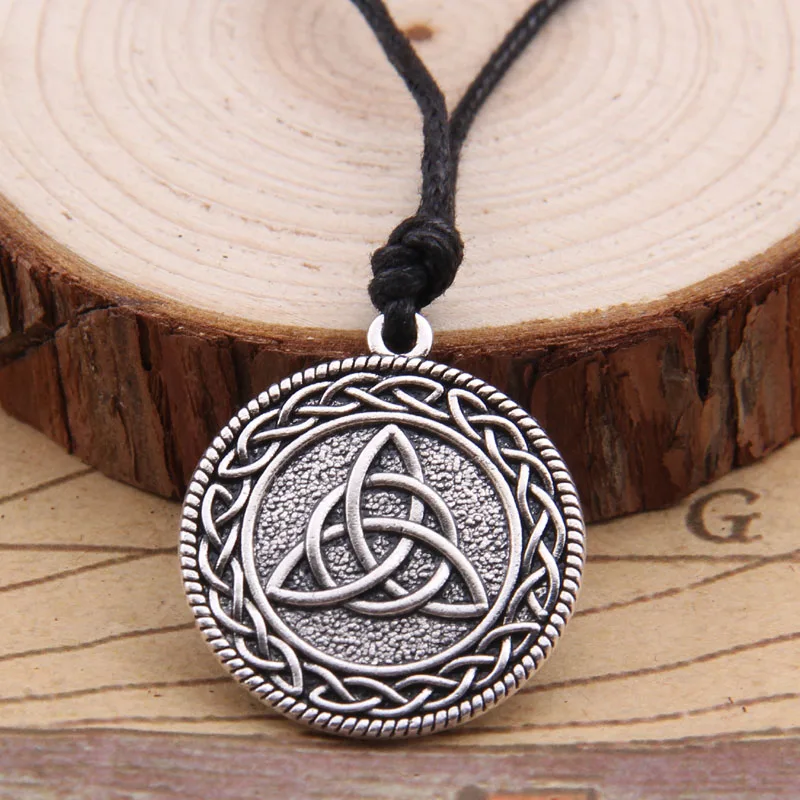 فايكنغ الآيسلندية Vegvisir خوذة الرعب في رونيك دائرة قلادة السحرية عصي البوصلة رون تميمة فحام قلادة