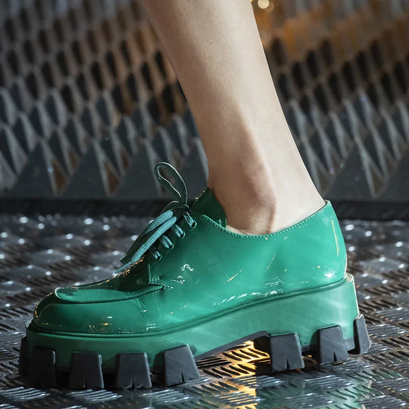 Лоферы туфли женские с круглым носком на шнуровке в британском стиле; цвет красный, зеленый; черная кожаная обувь на толстой подошве женская модная повседневная обувь - Цвет: Зеленый