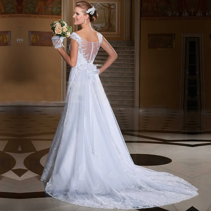 recién llegado de una línea de vestidos de boda de la vendimia cola