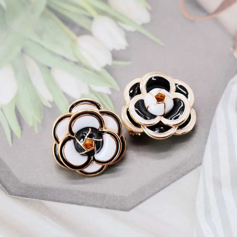 

Young Tulip 2 Colors Avaibale White And Black Flower Brooches For Women Enamel Camellia Pin Coat Pin Fashion Jewelry Wedding