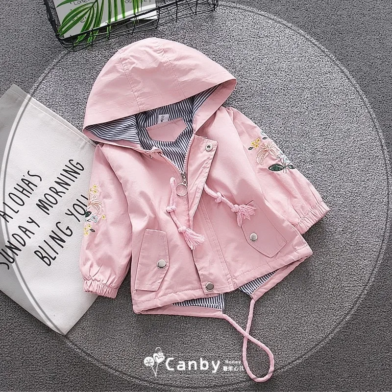 Тренч для девочек Новое весеннее корейское пальто с капюшоном для девочек Модная хлопковая куртка с вышитыми цветами для девочек - Цвет: Розовый
