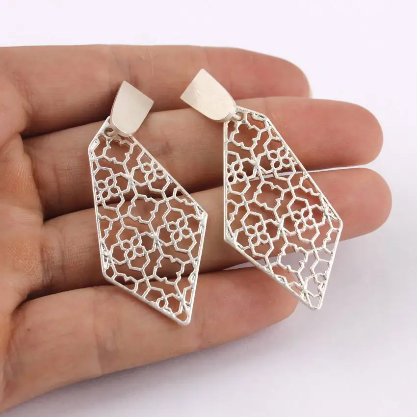 

ZWPON New Hollow Quadrifoglio Motif Petal Shape Statement Earrings 2019 Fashion Women Designer KS Arrow Earrings Wholesale