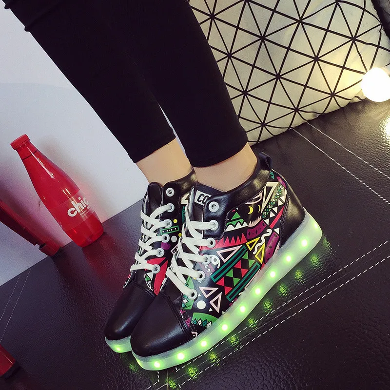 

Unisex 7 Colors Led Shoe Rechargeable Playing Cards Print LED Sneaker for Boys and Girls Lighting-up Shoe for Men and Women