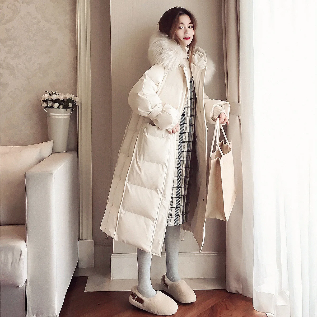 Женская куртка на белом утином пуху с воротником из натурального меха енота