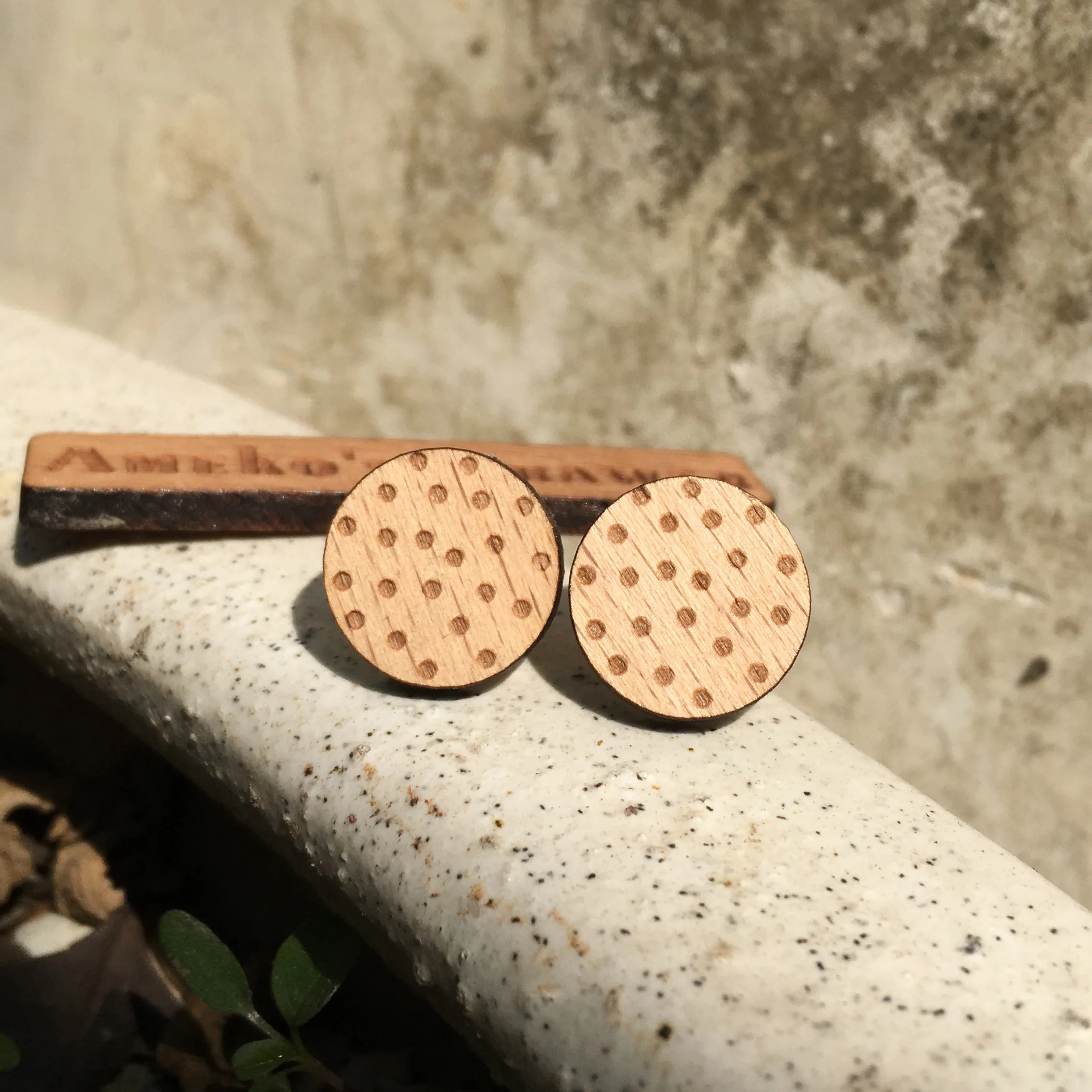 Милые серьги в горошек с лазерной гравировкой, круглые деревянные серьги-гвоздики в горошек X 1 пара