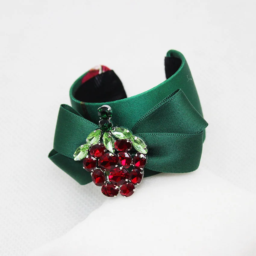 

2016 new fresh grapes Bangles accessories temperament exaggerated baroque fashion catwalk models bracelet 1012