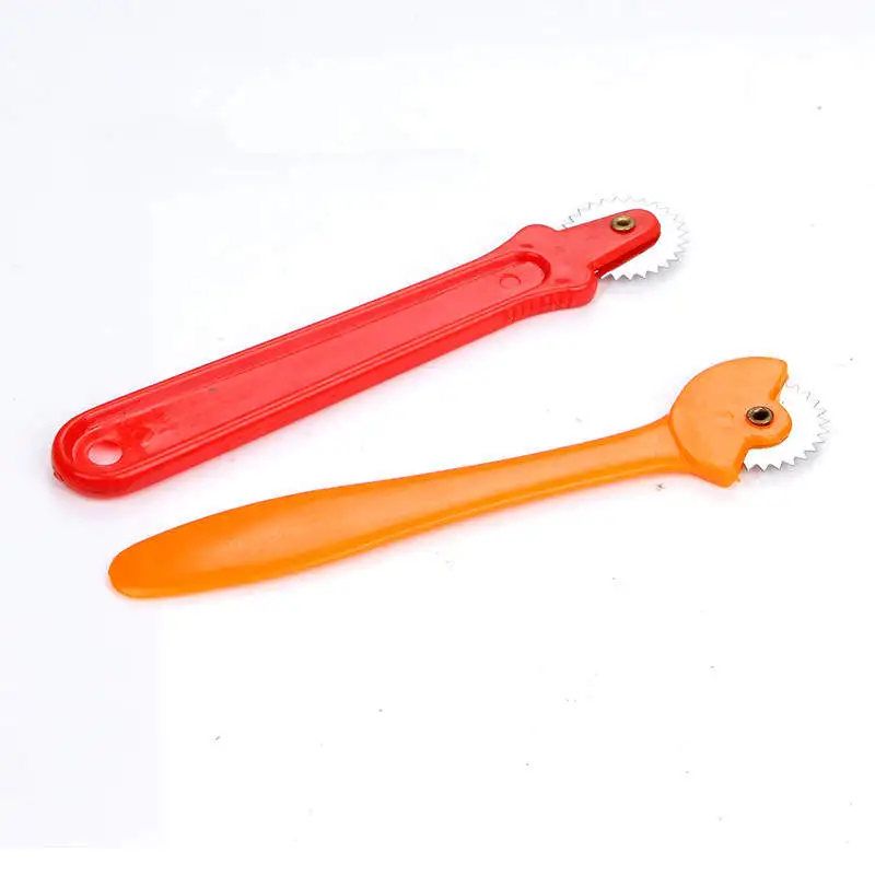 

1 PC Plastic Stitch Marker Random Color Leather Fabric Serrate Tailor Tracing Wheel Tool Handcraft Helper 12cm Drop Shipping