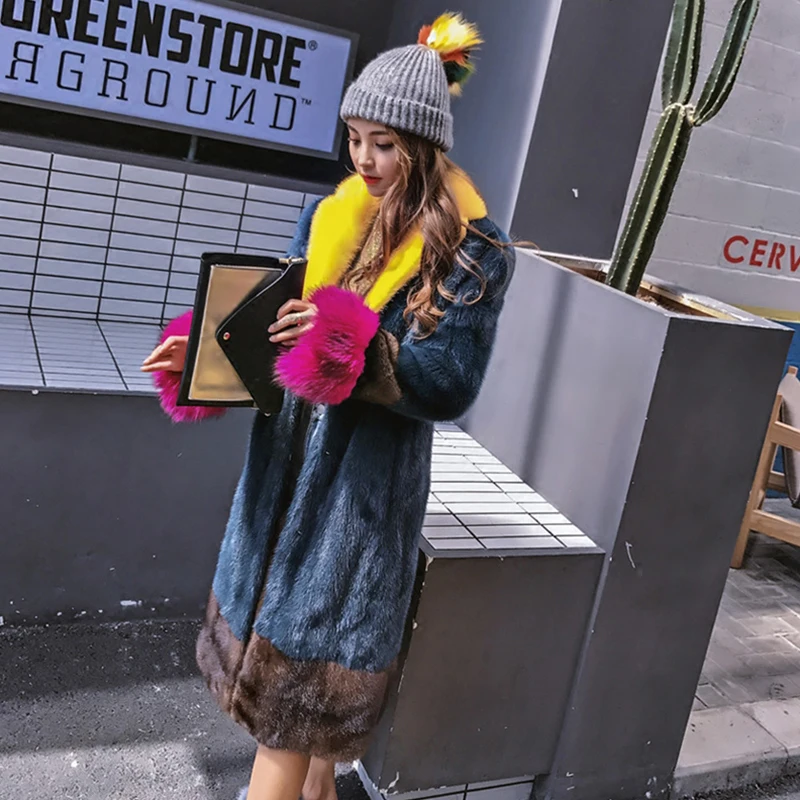 Женская длинная куртка с воротником поло разноцветная из натурального меха