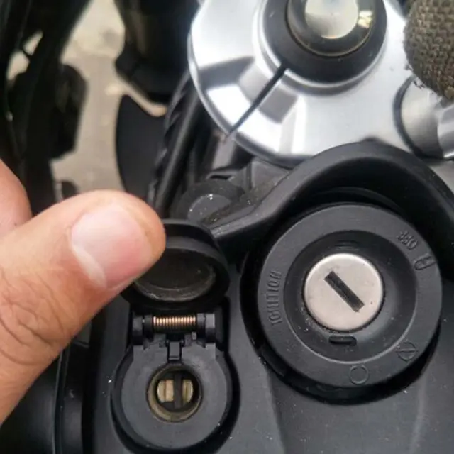 Kurzer Doppel-USB Adapter mit Voltmeter für BMW KTM Triumph Hella DIN4165