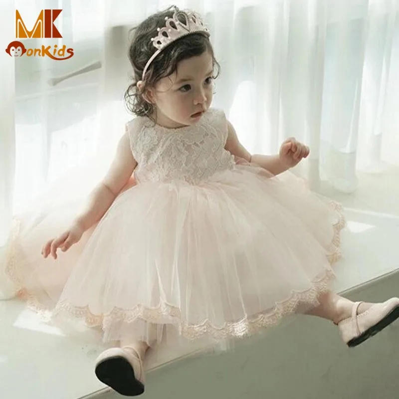 красивое платье для маленькой девочки. белое платье для маленькой девочки. маленькие платья для детей. маленькие платья для детей. крестильное платье для девочки 1 год.