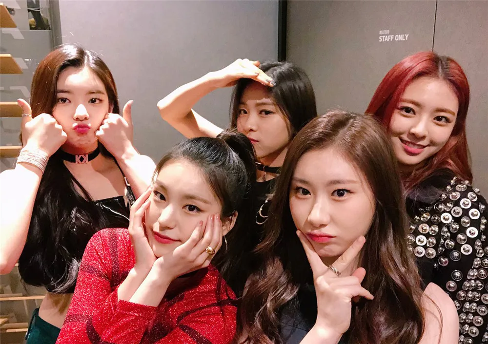 ITZY Kpop плакаты корейские певцы белая бумага с покрытием печатает четкое изображение украшения дома - Цвет: Фиолетовый