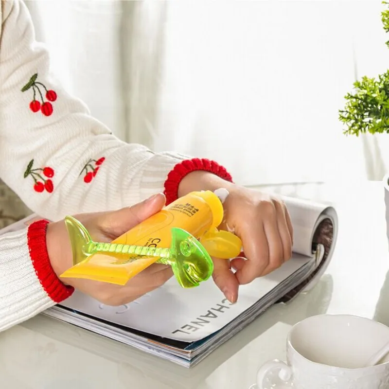 1 pcs Multifunction Fish bone Toothpaste Squeezers creative toothpaste dispenser sealing clip Peelers home bathroom tool