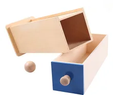 Caja Larga con pelota de madera – Material Montessori