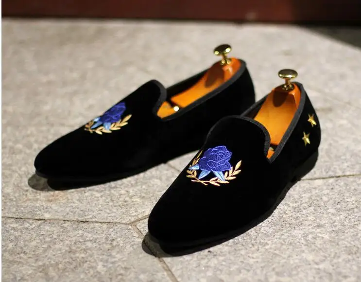 Повседневная мужская обувь черного бархата в британском стиле; Повседневная обувь без застежки на плоской подошве; Новинка года; модная обувь ручной работы для отдыха с вышивкой