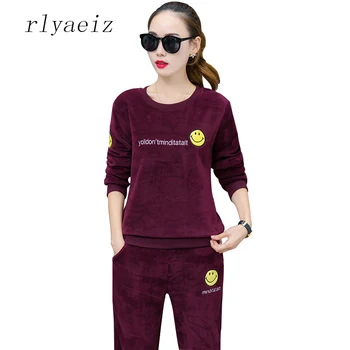 

RLYAEIZ Gold Velvet 2 Piece Set Women Casual Sporting Suits 2017 Autumn Fashion Embroidery Hoodies + Pants Female Tracksuits 3XL