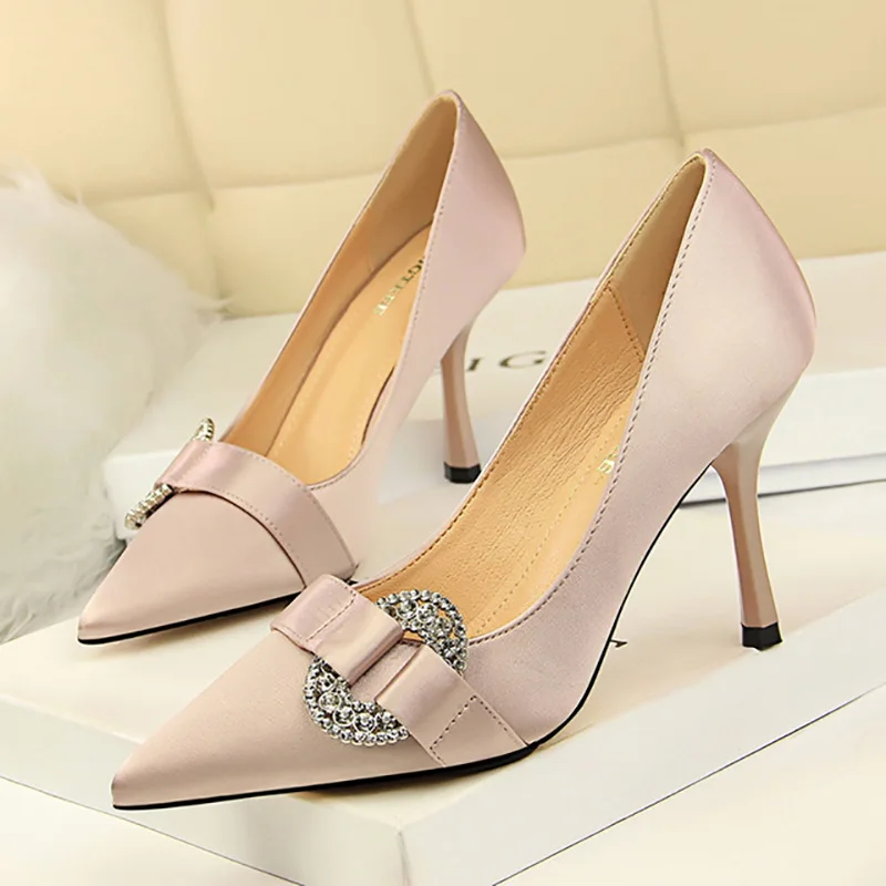 Hauts Chaussures Stylet rouge Mariage Cristal 2019 Rouge Classique De Nouveau vin Mode Sandales Talons Soie or Femmes pourpre Pompes En argent Noir Printemps wzq6Xgv
