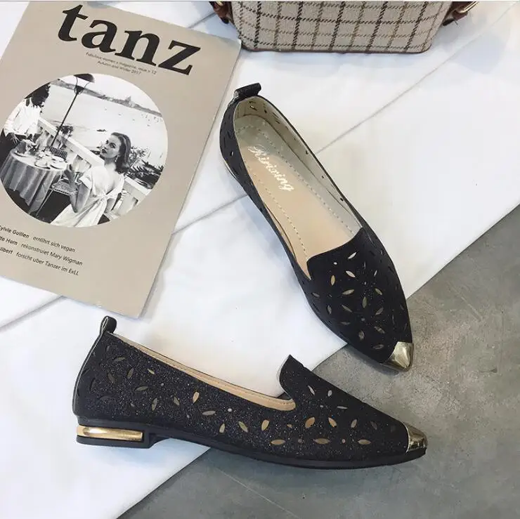 

Spring/summer 2019 women's flat shoes with pointed toes and a shallow opening