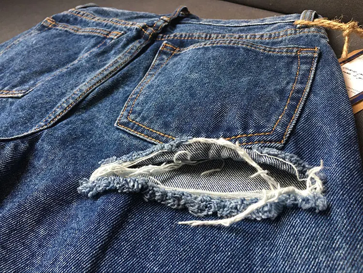 Весенние свободные рваные Прямые джинсы Для женщин с заниженной талией рваные Butt отверстия Torn Джинсы для женщин показывают ягодицы Джинсы