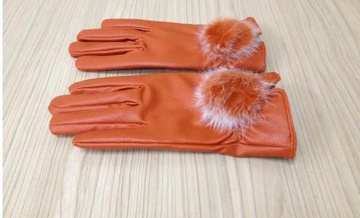 Новые зимние женские перчатки, утепленные флисом, теплые водонепроницаемые перчатки из искусственной кожи, перчатки из кроличьей шерсти с помпонами, высокое качество