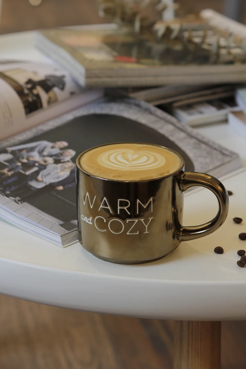 Кофе буквы. Чашка с кофейной гущей. Кофейные зерна. Кофе рисунок. Светящиеся вывески для кофейни.