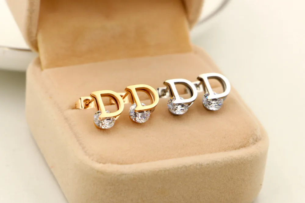 

The new ultra - flash D letter folder crystal earrings fashion wild women 's earrings titanium anti - allergic jewelry wholesale