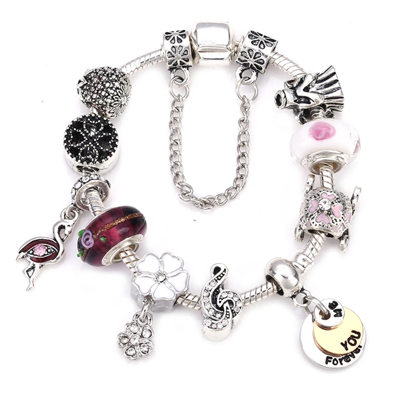 Девушка с бежевой сумкой. Бусины черепа для браслетов. Украшения в мистическом стиле. Charm look. Pandora s925 ale шарм 2 скобки цепочками.